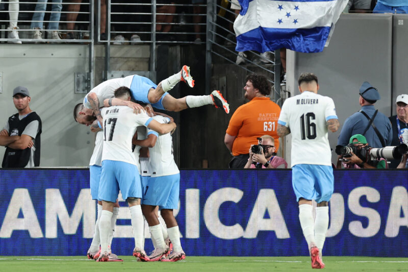 Uruguay goleó 5 a 0 a Bolivia y es líder del grupo C con puntaje perfecto